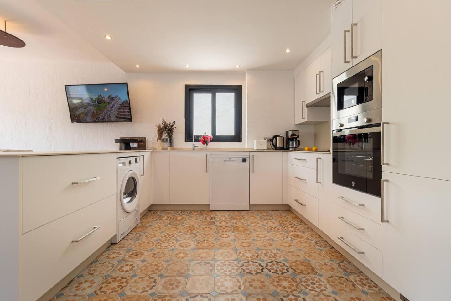New Renovated Central Apartment With Modern Touch Михас Экстерьер фото