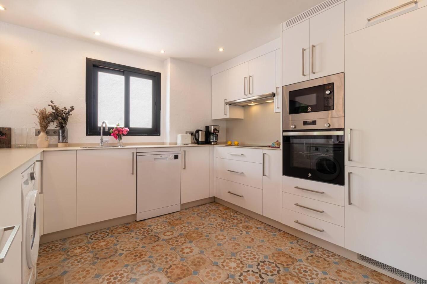 New Renovated Central Apartment With Modern Touch Михас Экстерьер фото